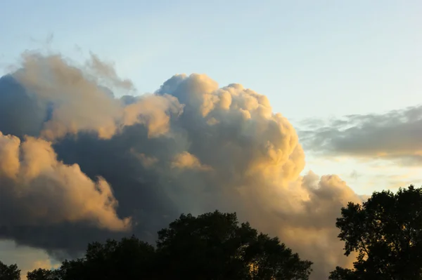 Cielo oscuro con nubes de tormenta al atardecer — Foto de Stock