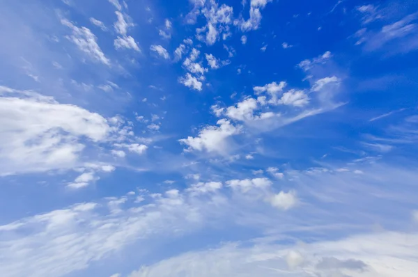 Blå himmel med moln — Stockfoto