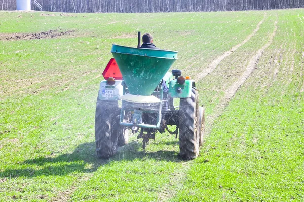 Traktor auf dem Feld bei Arbeiten — Stockfoto