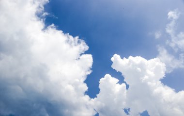 Bulutlu mavi gökyüzü