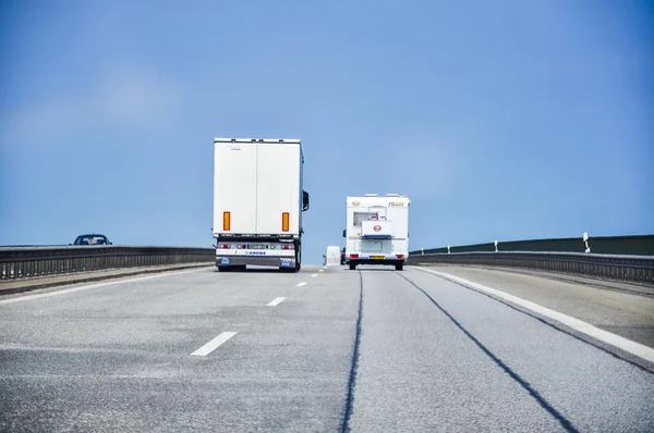 Una imagen de camión en la carretera — Foto de Stock