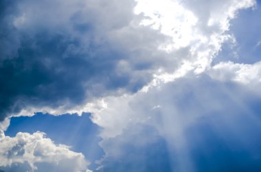 Bulutlu mavi gökyüzü