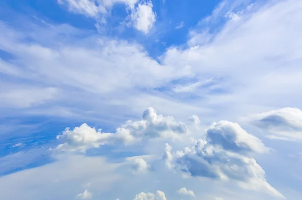 Blauwe lucht met wolken — Stockfoto