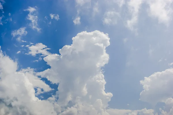 Cielo azul con nubes —  Fotos de Stock