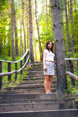 orman yolu yürüyen kız