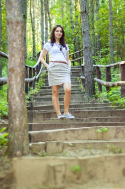 orman yolu yürüyen kız