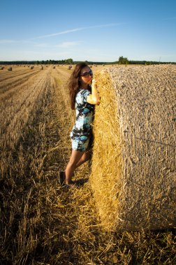 esmer kız portre ve saman balya