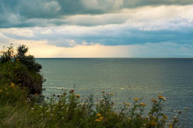 denizin üzerinde kara bulutlar