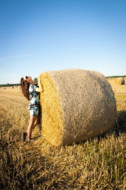 esmer kız portre ve saman balya