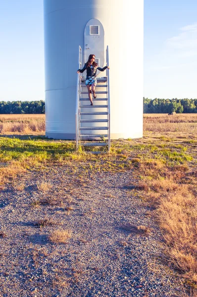 Holka a windturbine — Stock fotografie