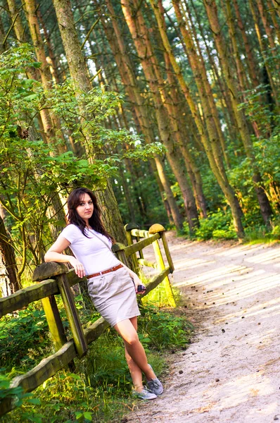 森林経路を介して歩く女の子 — ストック写真
