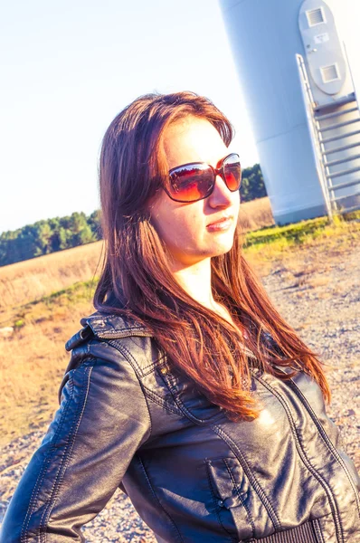 Girl and windturbine — Stock Photo, Image