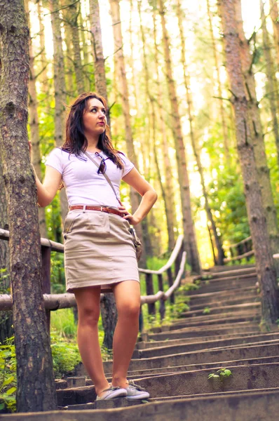 Chica caminando por el sendero del bosque —  Fotos de Stock