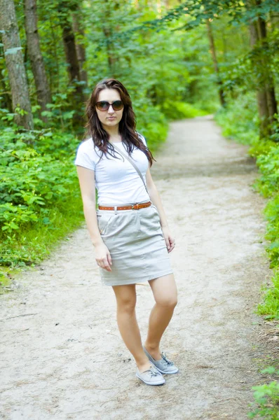 Chica caminando por el sendero del bosque — Foto de Stock