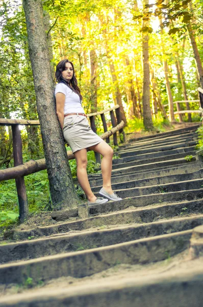 Chica caminando por el sendero del bosque — Foto de Stock