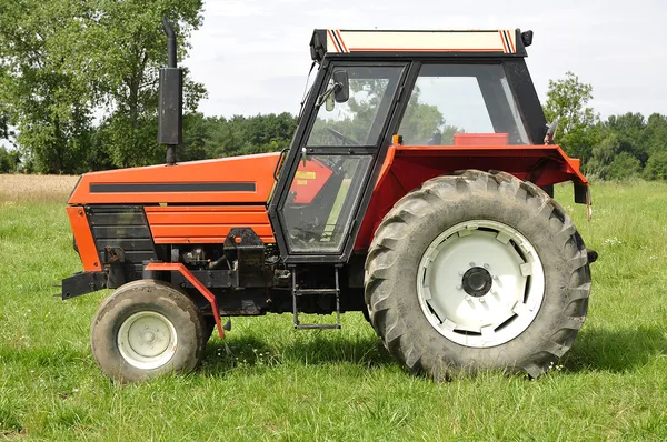 Tractor rojo — Foto de Stock