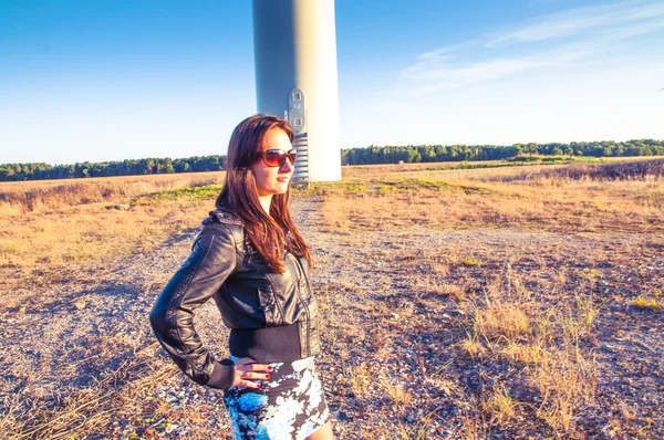 소녀와 windturbine — 스톡 사진