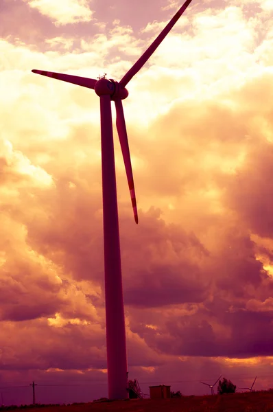 Windturbines alacakaranlıkta — Stok fotoğraf