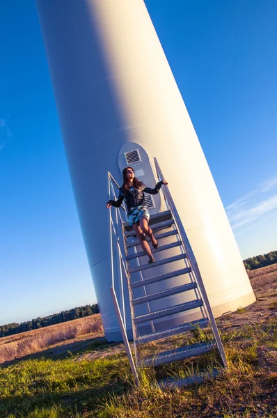 Menina e turbina eólica — Fotografia de Stock