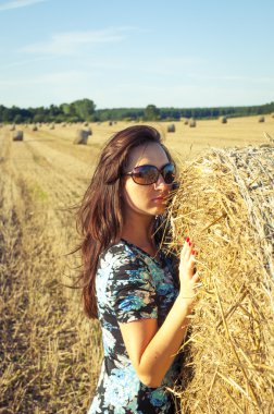 esmer kız portre ve saman balya