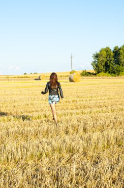 esmer kız portre ve saman balya