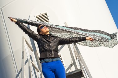 Tuval-pelerin ve windturbine arka planda tutan kız