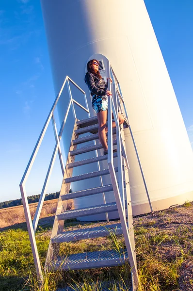 Meisje en windturbine — Stockfoto