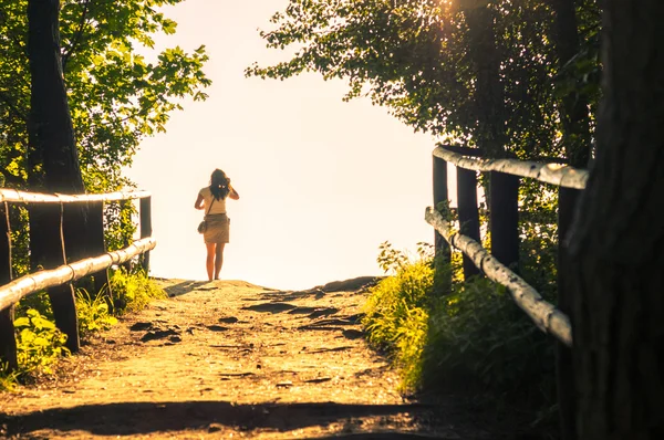 Menina caminhando pelo caminho da floresta — Fotografia de Stock