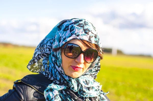 Muzułmanin dziewczyna sobie higab — Zdjęcie stockowe