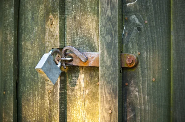 Puerta de madera vieja y candado —  Fotos de Stock