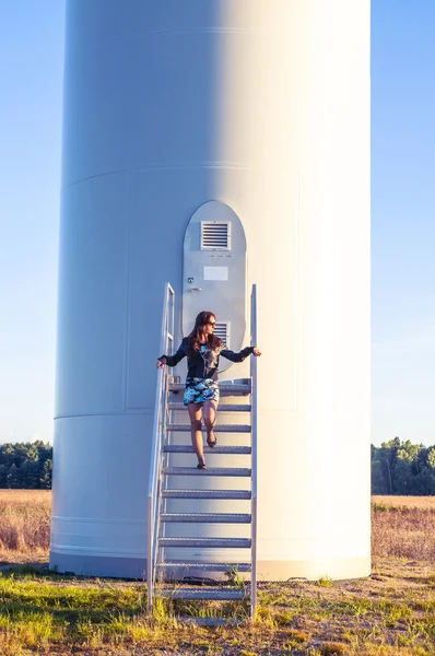 Dziewczyna i windturbine — Zdjęcie stockowe