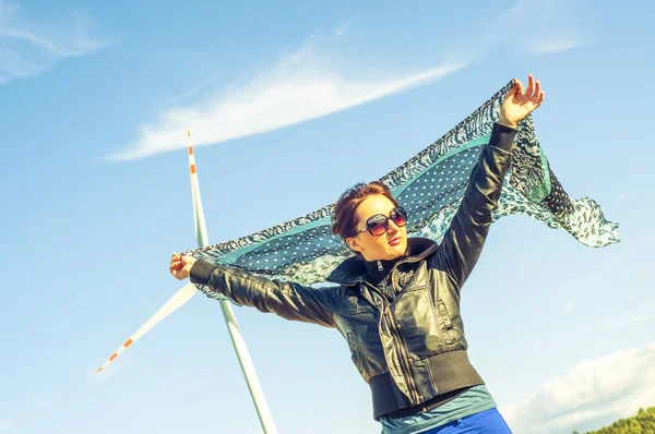 Meisje holding doek-Kaap en windturbine in achtergrond — Stockfoto