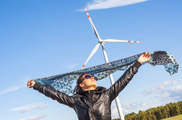 Meisje holding doek-Kaap en windturbine in achtergrond — Stockfoto