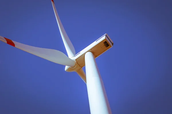 Windturbine op zonnige dag — Stockfoto