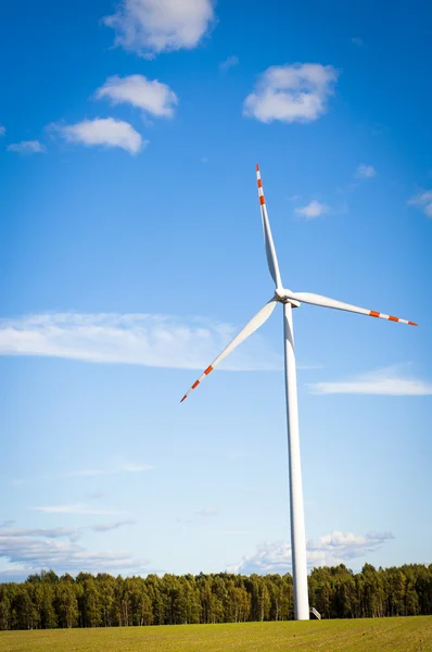 Windturbine na słoneczny dzień — Zdjęcie stockowe