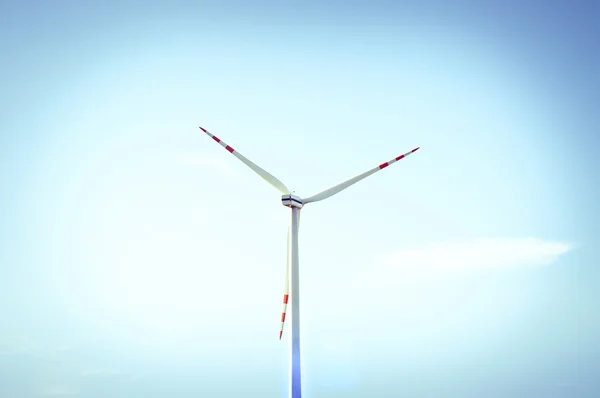 Turbina eólica no dia ensolarado — Fotografia de Stock