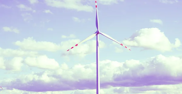 Turbina a vento nella giornata di sole — Foto Stock