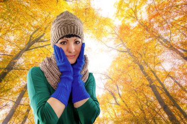 Sonbahar ormanındaki kız