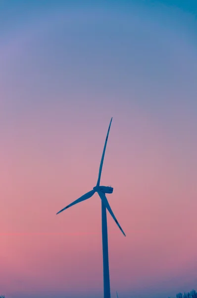 Windturbine při západu slunce — Stock fotografie