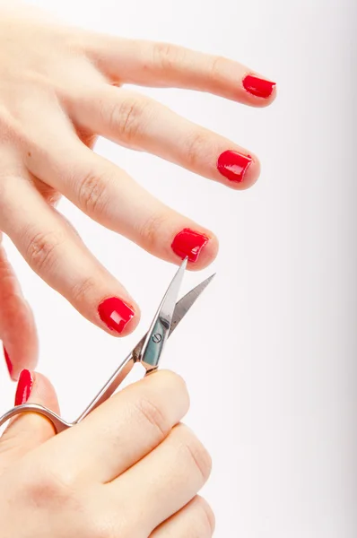 Vrouwelijke nagels en schaar — Stockfoto
