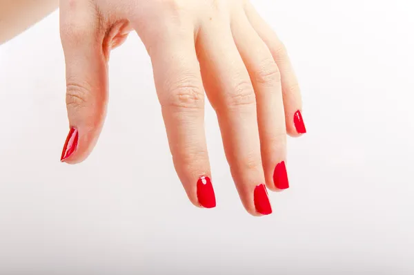 Mão feminina com unhas pintadas de vermelho — Fotografia de Stock