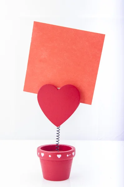 Support rouge avec coeur et papier — Photo