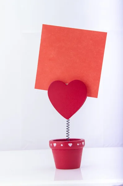 Support rouge avec coeur et papier — Photo