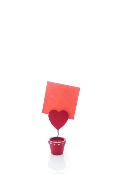 Красный держатель с сердцем и бумагой — стоковое фото