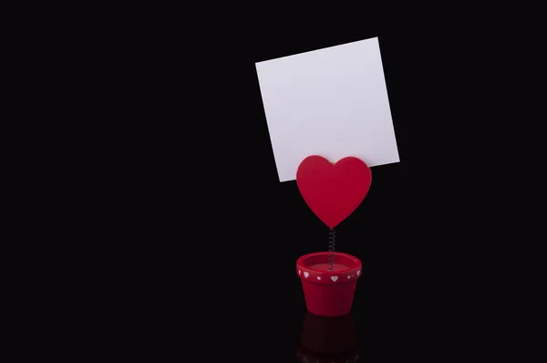 Kırmızı kalp ve kağıt tutucu — Stok fotoğraf