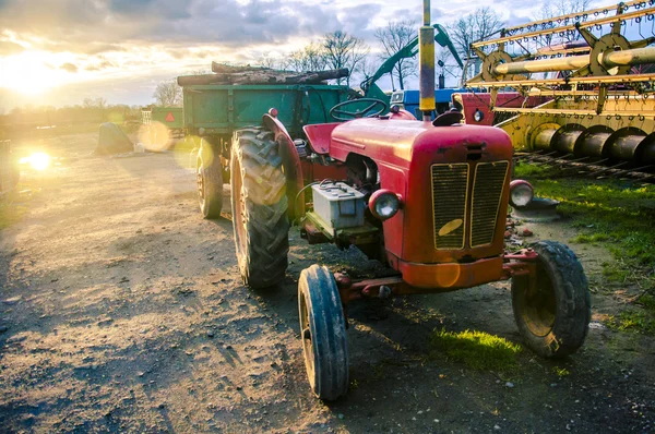 Červená starý traktor — Stock fotografie