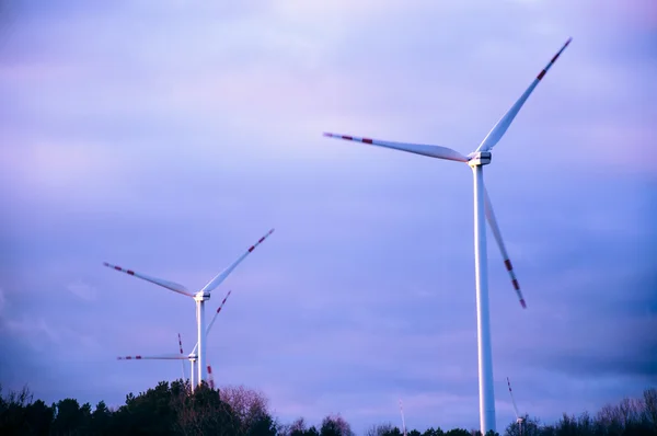 Turbina eólica durante o pôr do sol — Fotografia de Stock