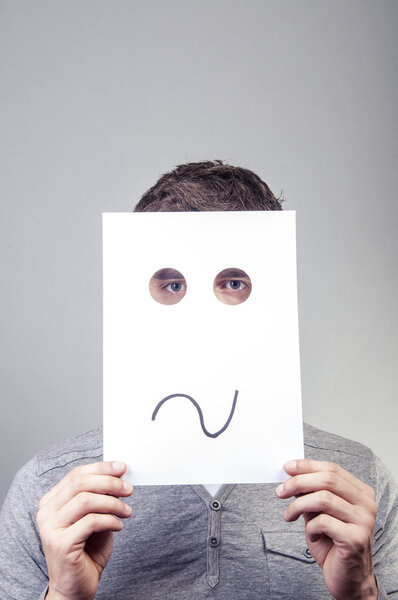 Человек держит бумагу с эмоциями
