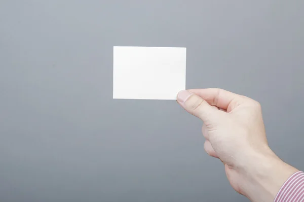 Empresário segurando cartão em branco — Fotografia de Stock