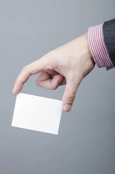 Empresario sosteniendo tarjeta en blanco — Foto de Stock